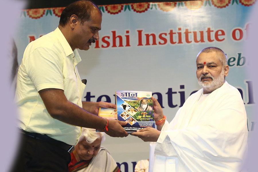 International Day of Peace and the commencement of the academic session of Maharishi Institute of Management, Indore. Padmashree Dr. Janak Palta Magligan was the chief guest of the programme and international poet Professor Rajeev Sharma and Dr. Rajeev Dixit DCDC, Devi Ahilya University were the special guests. 